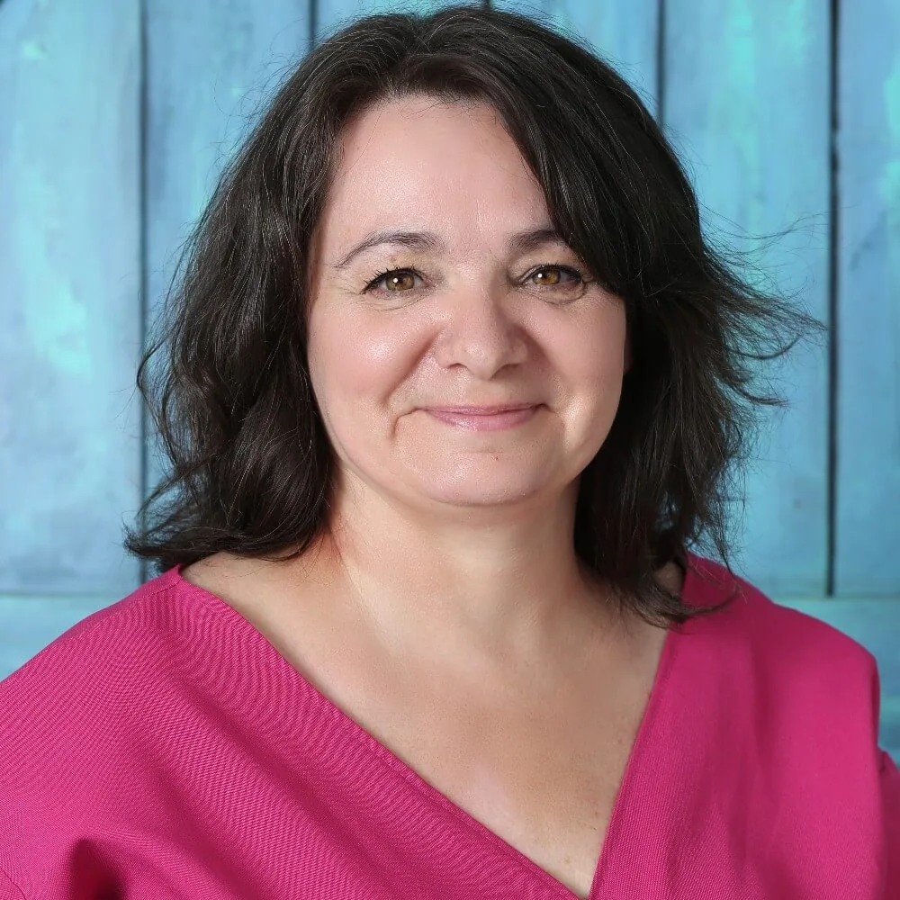 Somogyi Eszter mosolyogva, portré